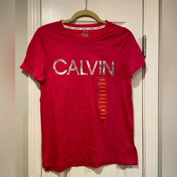 NWT Calvin Klein Pink Short Sleeve Camo Logo Tee Shirt Split Hem Soft Size XS - Picture 1 of 9